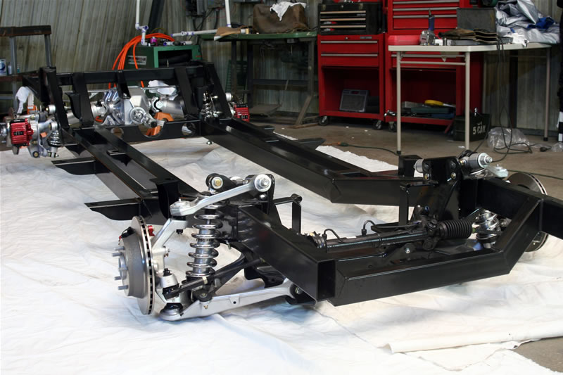 The basic chassis is stopped by 4 single piston, aluminum, sliding calipers...